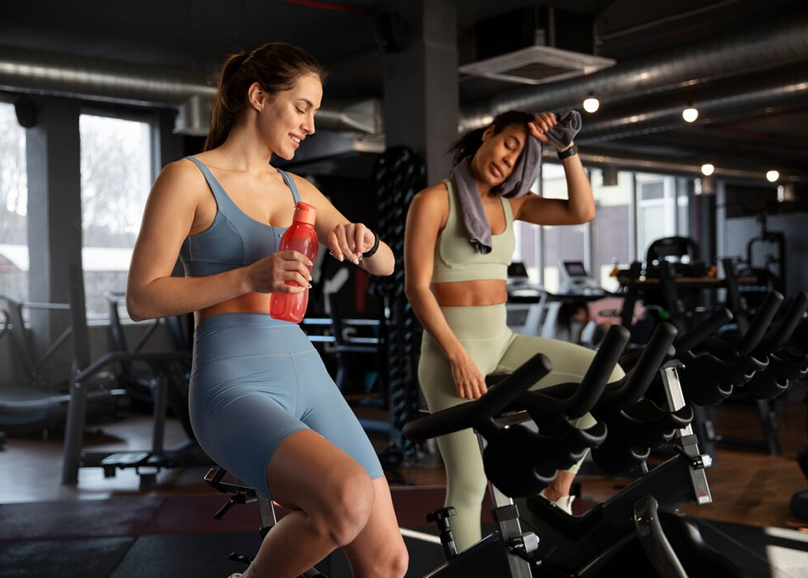 2 девушки занимаются на велотренажерах